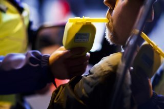 Selon une étude internationale, 23% des Suisses affirment avoir conduit au moins une fois après avoir consommé de l'alcool au cours des 30 derniers jours (image d'illustration). KEYSTONE/VALENTIN FLAURAUD